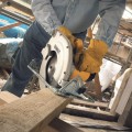 DEWALT D23700 - Pilarka tarczowa 235 mm