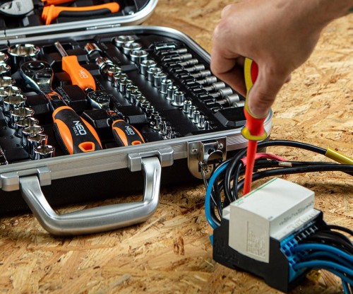 Neo Tools 01-310-1 - Zestaw narzędzi dla elektryka w walizce - 108 elementów