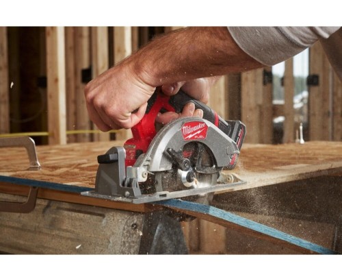 MILWAUKEE M12 FCS442-0 - Pilarka tarczowa akumulatorowa 140 MM