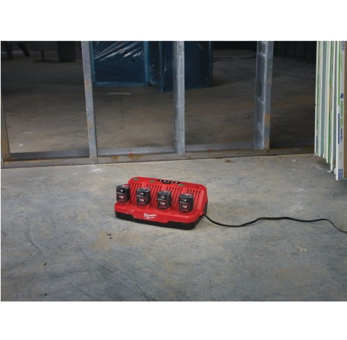 Milwaukee M12 C4 - Ładowarka 4-portowa 12 V