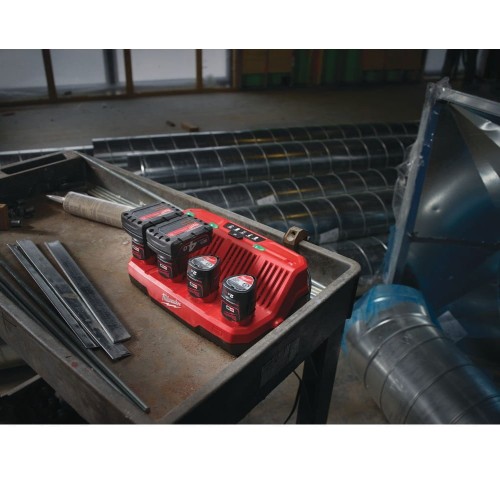 Milwaukee M12 C4 - Ładowarka 4-portowa 12 V