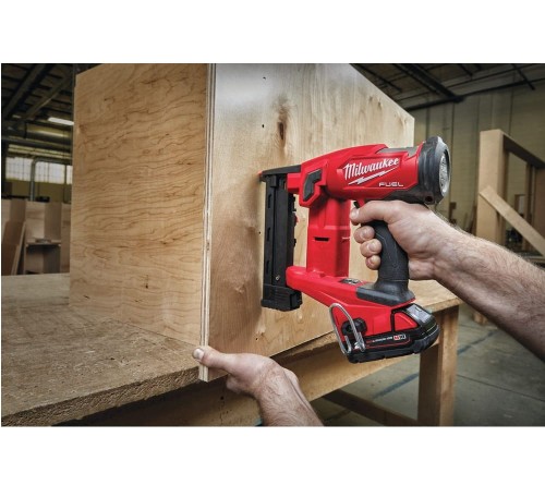 Milwaukee M18 FNCS18GS-202X - Akumulatorowy zszywacz / 2 tryby pracy 18 V