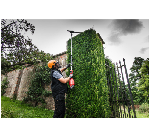 Milwaukee M18 FHETE22-802 - Akumulatorowe nożyce na wysięgniku do żywopłotów 