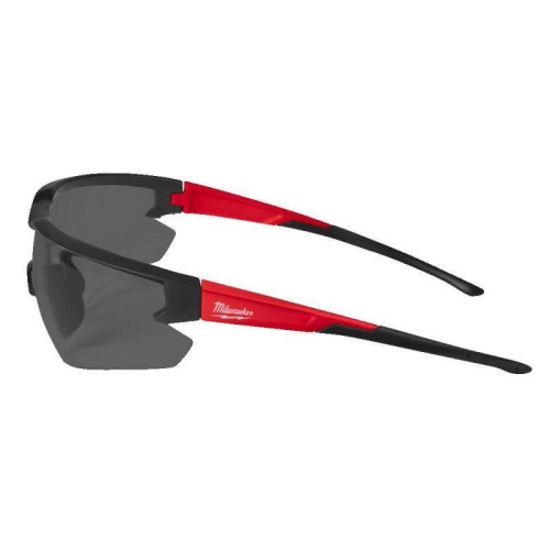 MILWAUKEE 4932478764 - Okulary ochronne odporne na zarysowania, przyciemniane (1 szt.)
