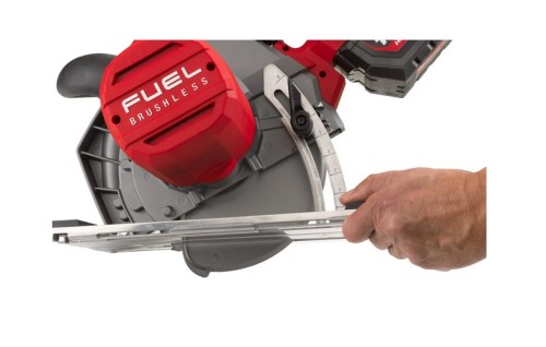 MILWAUKEE M18 FMCS66-121C - Pilarka tarczowa do cięcia metalu 66 mm