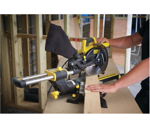 Stanley FME721 - Akumulatorowa pilarka ukosowa z posuwem 216 MM