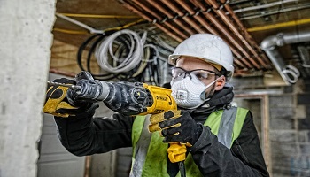 Bezpieczeństwo pracy z młotowiertarką. Najważniejsze zasady, o których musisz pamiętać